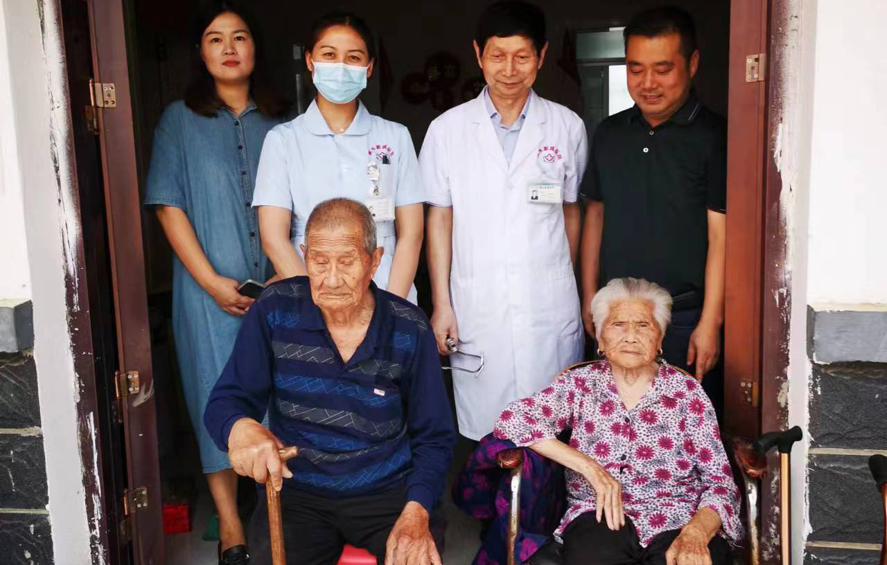 响水新城骨科医院走访慰问抗战老兵